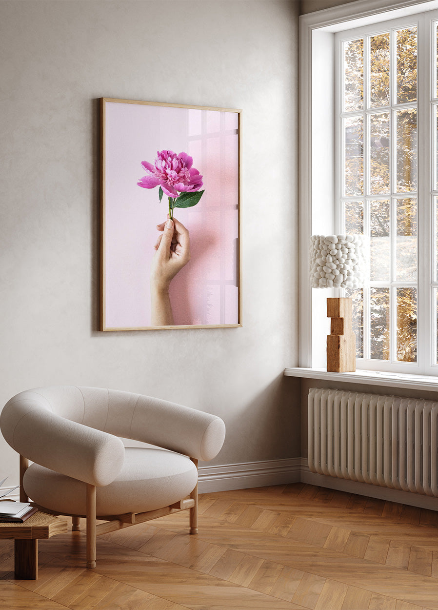 Holding Pink Peony Flower Plakat - Posterbox.no