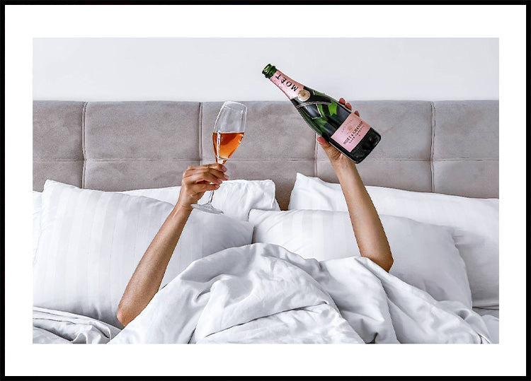 Champagne in Bed Plakat - Posterbox.no